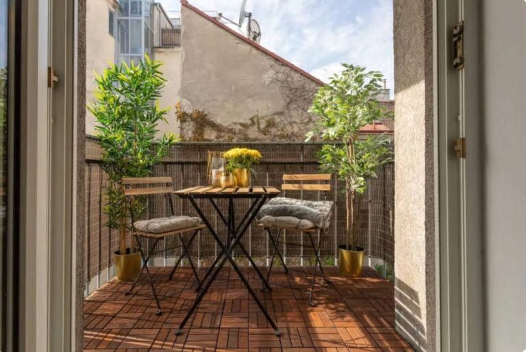 Ap. 05 Walk to Metro, Central Station, Shopping