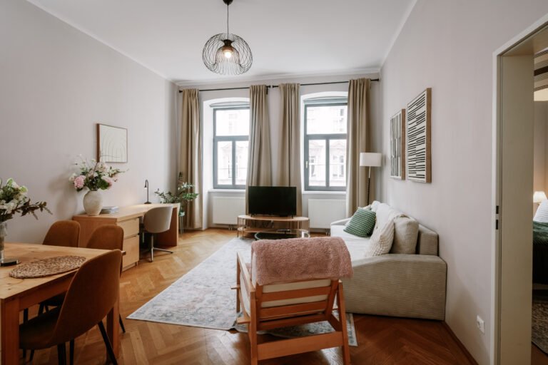 AP. 39, 2BR right by Metro, Vienna Charme w/ high ceilings