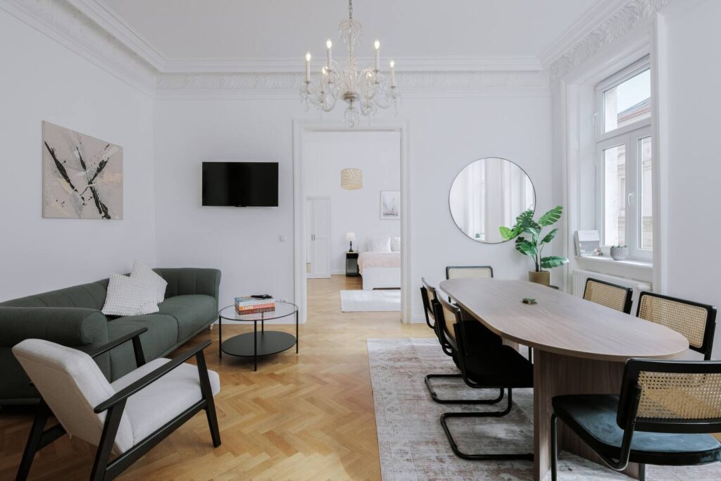 Central & Spacious 3 Bedroom + 2,5 Baths, Best Location!, Ap. 34