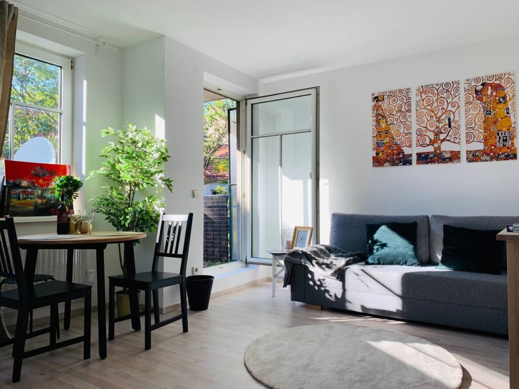 By Metro, Central Station, Shopping Str., Ap. 06