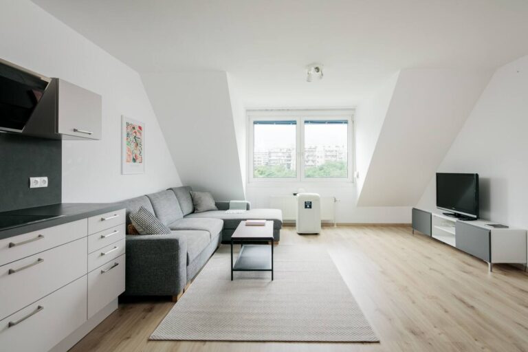 Ap. 12 Sunny 2BR, quiet & central near metro