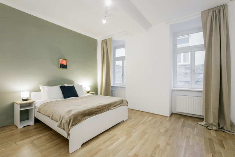 Ap. 20 Central & Quiet 2 Bedrooms with Backyard, by Metro