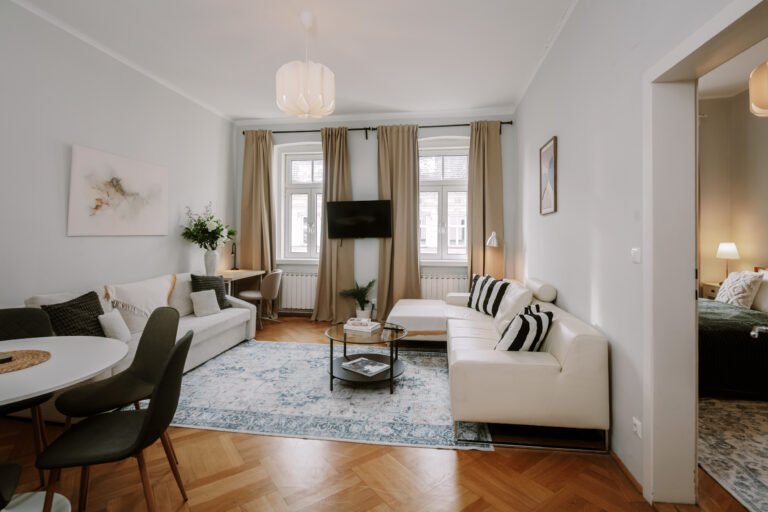 Ap. 41 2BR right by Metro, Vienna Charme w/ high ceilings