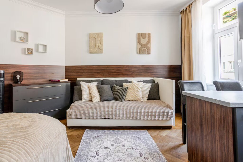 Walk to Metro, quiet & central, top spot. 44